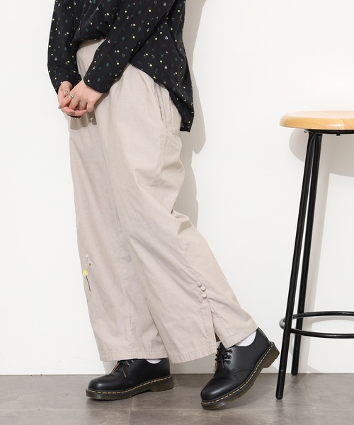 Emago（イマゴ）の「EMAGO たんぽぽ刺繍ﾃｰﾊﾟｰﾄﾞﾊﾟﾝﾂ（その他パンツ・レディース・アイボリー/ブラック/ネイビー・FREE）」の8枚目の写真