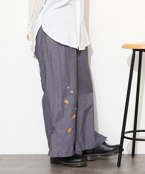 Emago（イマゴ）の「EMAGO たんぽぽ刺繍ﾃｰﾊﾟｰﾄﾞﾊﾟﾝﾂ（その他パンツ・レディース・アイボリー/ブラック/ネイビー・FREE）」の14枚目の写真