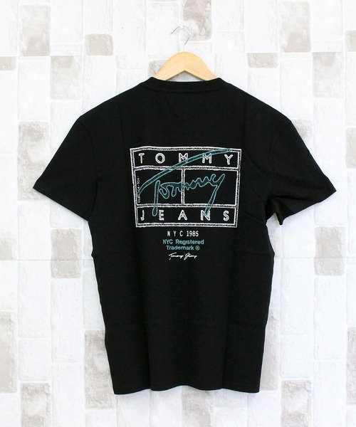 TOMMY HILFIGER(トミーヒルフィガー)の「TMJ レギュラーサインスプレー SS バックプリントTシャツ(Tシャツ/カットソー・メンズ・ブラック/ナチュラル・XL/L/M)」の1枚目の写真