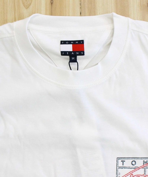 TOMMY HILFIGER(トミーヒルフィガー)の「TMJ レギュラーサインスプレー SS バックプリントTシャツ(Tシャツ/カットソー・メンズ・ブラック/ナチュラル・XL/L/M)」の4枚目の写真