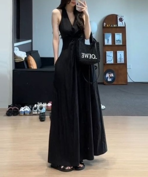 AMAJI（アマジ）の「Vネック ウエストタック ロングワンピース（ワンピース・レディース・ブラウン/ブラック・X-LARGE/LARGE/MEDIUM/SMALL）」の2枚目の写真