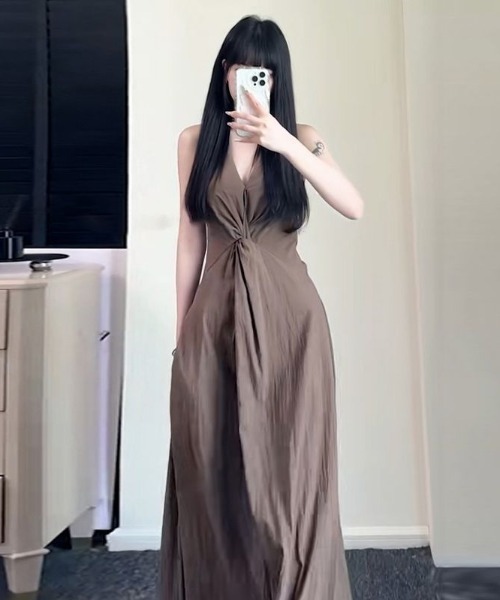 AMAJI（アマジ）の「Vネック ウエストタック ロングワンピース（ワンピース・レディース・ブラウン/ブラック・X-LARGE/LARGE/MEDIUM/SMALL）」の4枚目の写真