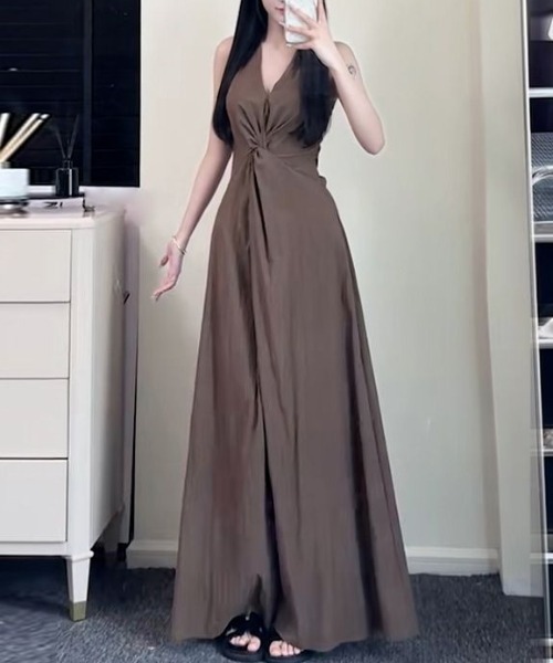 AMAJI（アマジ）の「Vネック ウエストタック ロングワンピース（ワンピース・レディース・ブラウン/ブラック・X-LARGE/LARGE/MEDIUM/SMALL）」の5枚目の写真