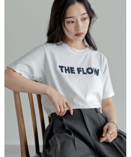 Re:EDIT（リエディ）の「[2026 SUMMER COLLECTION][UVカット][接触冷感]プレーティング天竺フロッキーロゴプリントTシャツ（Tシャツ/カットソー・レディース・ブラック/ホワイト×ブラック/ホワイト×ネイビー/チャコール/ベージュ/レッド・MEDIUM/LARGE）」の2枚目の写真