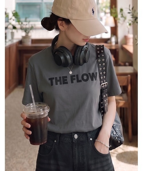 Re:EDIT（リエディ）の「[2026 SUMMER COLLECTION][UVカット][接触冷感]プレーティング天竺フロッキーロゴプリントTシャツ（Tシャツ/カットソー・レディース・ブラック/ホワイト×ブラック/ホワイト×ネイビー/チャコール/ベージュ/レッド・MEDIUM/LARGE）」の4枚目の写真