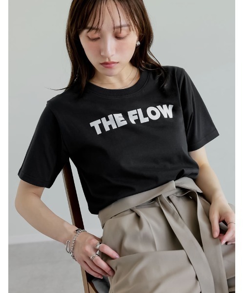 Re:EDIT（リエディ）の「[2026 SUMMER COLLECTION][UVカット][接触冷感]プレーティング天竺フロッキーロゴプリントTシャツ（Tシャツ/カットソー・レディース・ブラック/ホワイト×ブラック/ホワイト×ネイビー/チャコール/ベージュ/レッド・MEDIUM/LARGE）」の3枚目の写真