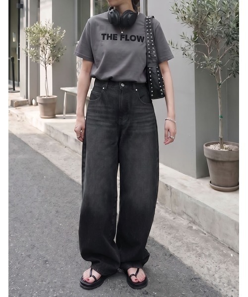 Re:EDIT（リエディ）の「[2026 SUMMER COLLECTION][UVカット][接触冷感]プレーティング天竺フロッキーロゴプリントTシャツ（Tシャツ/カットソー・レディース・ブラック/ホワイト×ブラック/ホワイト×ネイビー/チャコール/ベージュ/レッド・MEDIUM/LARGE）」の17枚目の写真