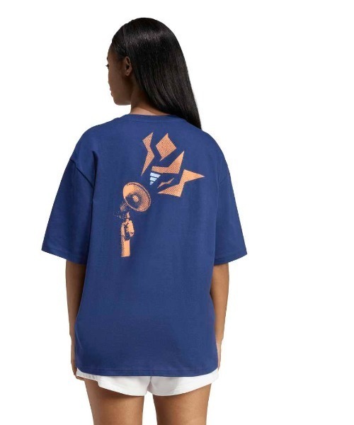 adidas(アディダス)の「アディダス adidas スタジアム オーバーサイズ グラフィック Tシャツ(Tシャツ/カットソー・レディース・オフホワイト/ネイビー・M/L/XL/S)」の1枚目の写真