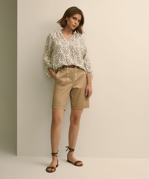 BROOKS BROTHERS(ブルックスブラザーズ)の「リヨセル/ナイロン フローラルプリント バルーンスリーブ タイネック プルオーバーブラウス(シャツ/ブラウス・レディース・ベージュ・LARGE/MEDIUM/X-SMALL)」の2枚目の写真