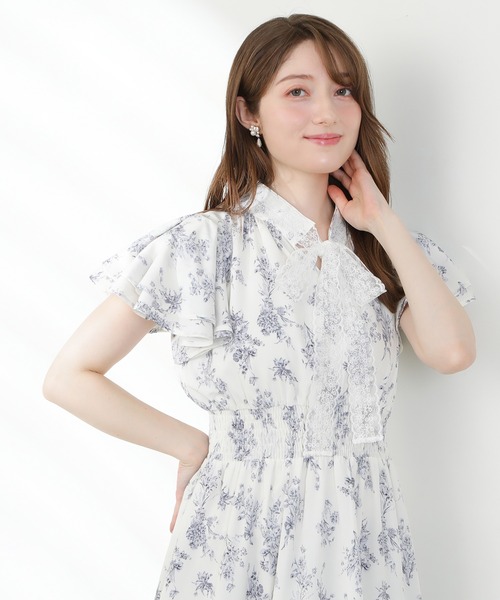 ASTORIA ODIER(アストリアオディール)の「レースボウタイ花柄ワンピース(ワンピース・レディース・ベージュ/アイボリー/ホワイト・MEDIUM/SMALL)」の2枚目の写真