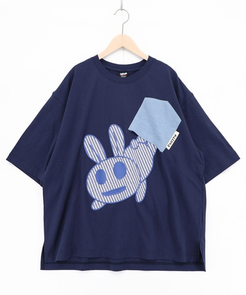 ScoLar Parity(スカラーパリティ)の「362112:ポケットからこぼれウサギ アップリケTシャツ(Tシャツ/カットソー・レディース・サックスブルー/ネイビー/オフホワイト・M)」の1枚目の写真