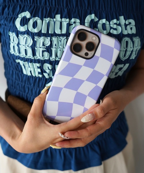 SANSeLF(サンセルフ)の「【SANSeLF】ウェービーチェッカーフラッグiPhoneケース sac26s004(スマホケース/カバー・レディース・イエロー/パープル/ピンク・iPhone 15/iPhone 16/iPhone 17)」の2枚目の写真