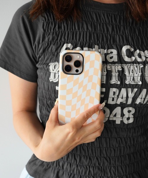 SANSeLF(サンセルフ)の「【SANSeLF】ウェービーチェッカーフラッグiPhoneケース sac26s004(スマホケース/カバー・レディース・イエロー/パープル/ピンク・iPhone 15/iPhone 16/iPhone 17)」の3枚目の写真