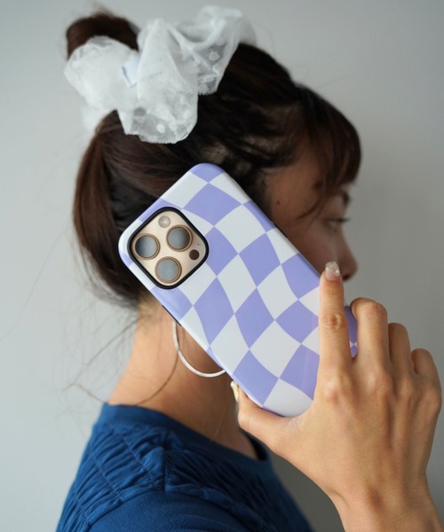 SANSeLF(サンセルフ)の「【SANSeLF】ウェービーチェッカーフラッグiPhoneケース sac26s004(スマホケース/カバー・レディース・イエロー/パープル/ピンク・iPhone 15/iPhone 16/iPhone 17)」の5枚目の写真