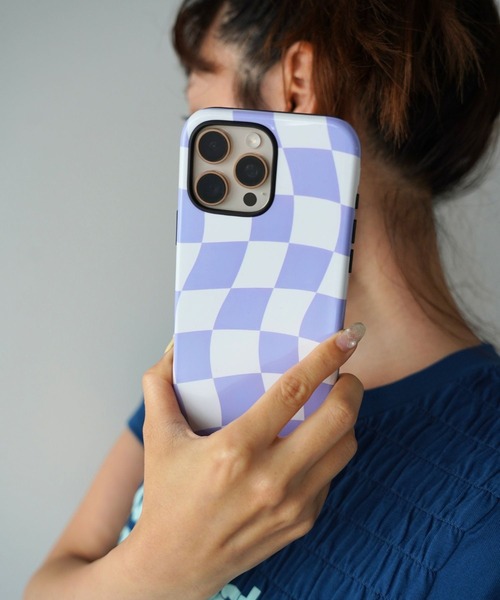 SANSeLF(サンセルフ)の「【SANSeLF】ウェービーチェッカーフラッグiPhoneケース sac26s004(スマホケース/カバー・レディース・イエロー/パープル/ピンク・iPhone 15/iPhone 16/iPhone 17)」の6枚目の写真