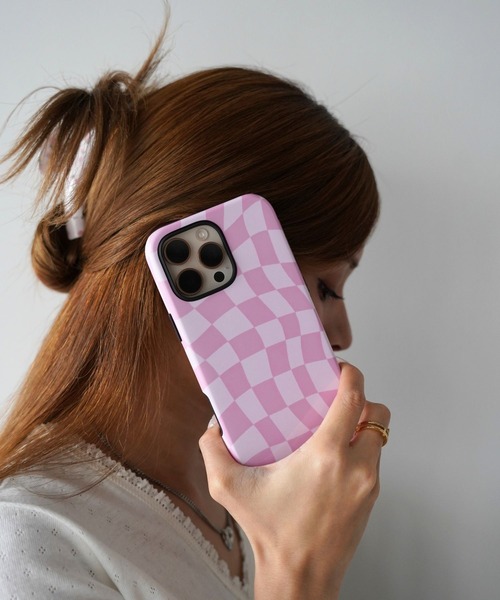 SANSeLF(サンセルフ)の「【SANSeLF】ウェービーチェッカーフラッグiPhoneケース sac26s004(スマホケース/カバー・レディース・イエロー/パープル/ピンク・iPhone 15/iPhone 16/iPhone 17)」の8枚目の写真