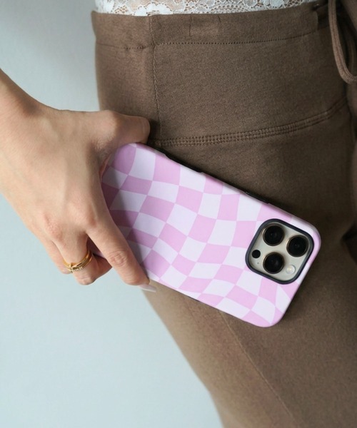 SANSeLF(サンセルフ)の「【SANSeLF】ウェービーチェッカーフラッグiPhoneケース sac26s004(スマホケース/カバー・レディース・イエロー/パープル/ピンク・iPhone 15/iPhone 16/iPhone 17)」の9枚目の写真