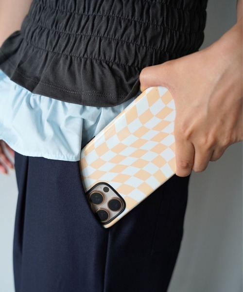 SANSeLF(サンセルフ)の「【SANSeLF】ウェービーチェッカーフラッグiPhoneケース sac26s004(スマホケース/カバー・レディース・イエロー/パープル/ピンク・iPhone 15/iPhone 16/iPhone 17)」の11枚目の写真