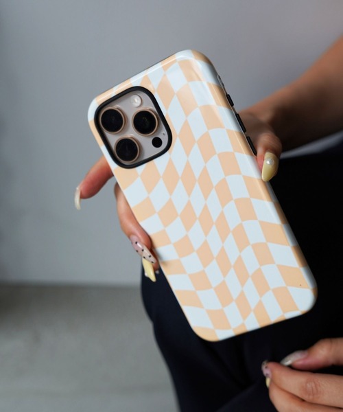 SANSeLF(サンセルフ)の「【SANSeLF】ウェービーチェッカーフラッグiPhoneケース sac26s004(スマホケース/カバー・レディース・イエロー/パープル/ピンク・iPhone 15/iPhone 16/iPhone 17)」の12枚目の写真