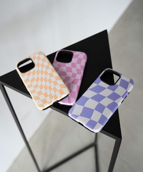 SANSeLF(サンセルフ)の「【SANSeLF】ウェービーチェッカーフラッグiPhoneケース sac26s004(スマホケース/カバー・レディース・イエロー/パープル/ピンク・iPhone 15/iPhone 16/iPhone 17)」の4枚目の写真