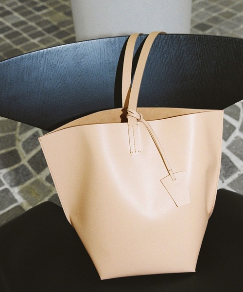ADAM ET ROPE'(アダムエロペ)の「【PFT】Crepe Large Bag(ショルダーバッグ・レディース・ブラウン/ブラック/ベージュ・FREE)」の1枚目の写真