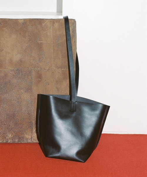 ADAM ET ROPE'(アダムエロペ)の「【PFT】Crepe Large Bag(ショルダーバッグ・レディース・ブラウン/ブラック/ベージュ・FREE)」の2枚目の写真