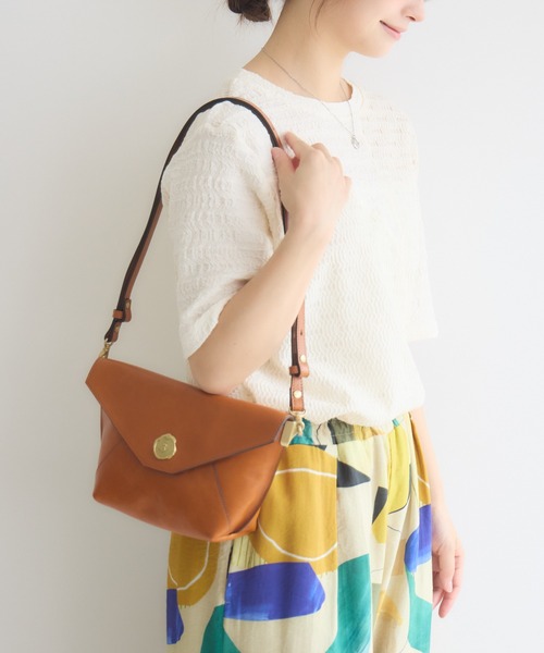 SAN HIDEAKI MIHARA(サンヒデアキミハラ)の「【SAN HIDEAKIMIHARA】メールバッグS(ショルダーバッグ・レディース・ベージュ/キャメル・MEDIUM)」の2枚目の写真