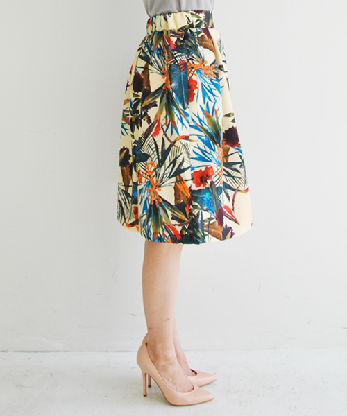 IEDIT（イディット）の「鮮やかな色遣いが印象的なボタニカル柄プリントのほめられふんわりスカート 　　　（スカート・レディース・カラフル・SMALL/MEDIUM/LARGE）」の2枚目の写真