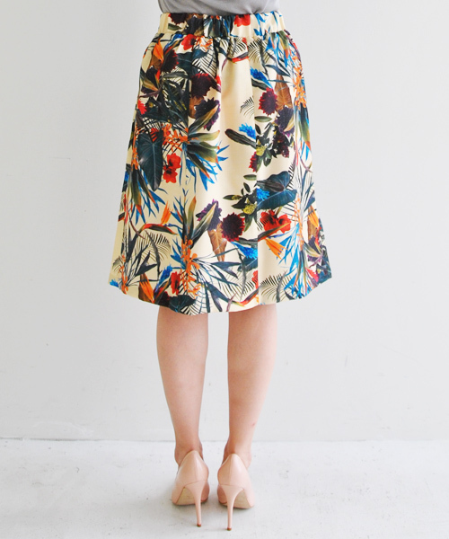 IEDIT（イディット）の「鮮やかな色遣いが印象的なボタニカル柄プリントのほめられふんわりスカート 　　　（スカート・レディース・カラフル・SMALL/MEDIUM/LARGE）」の3枚目の写真