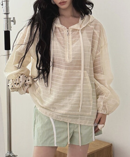 FACTOTUM(ファクトタム)の「フード付きボーダー柄薄手トップス(Tシャツ/カットソー・レディース・ホワイト/ベージュ・FREE)」の1枚目の写真