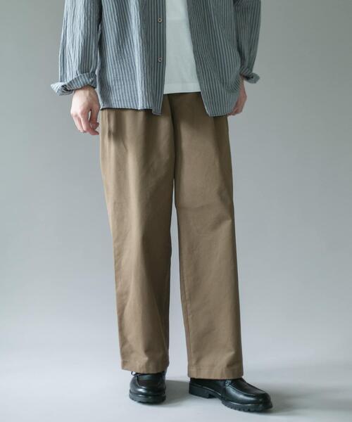 URBAN RESEARCH DOORS(アーバンリサーチドアーズ)の「1タックワイドストレートチノパンツ 26AW(その他パンツ・メンズ・ベージュ/ネイビー・MEDIUM/LARGE)」の2枚目の写真