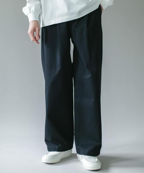 URBAN RESEARCH DOORS(アーバンリサーチドアーズ)の「1タックワイドストレートチノパンツ 26AW(その他パンツ・メンズ・ベージュ/ネイビー・MEDIUM/LARGE)」の1枚目の写真