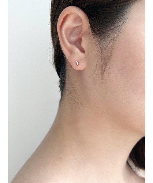 EDIT. FOR LULU(エディットフォールル)の「【Otiumberg./オティウムバーグ】 Diamond Moon Studs(ピアス(片耳用)・レディース・ゴールド・FREE)」の2枚目の写真