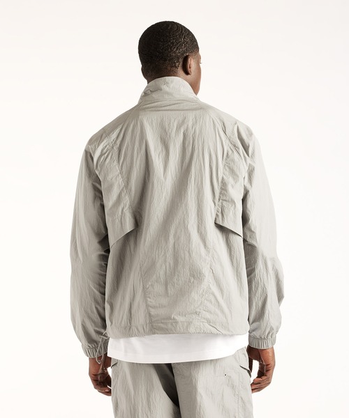 NEW BALANCE(ニューバランス)の「NB GREY ナイロンジャケット(ナイロンジャケット・メンズ・グレー・X-LARGE/XX-LARGE/SMALL/MEDIUM/LARGE)」の2枚目の写真