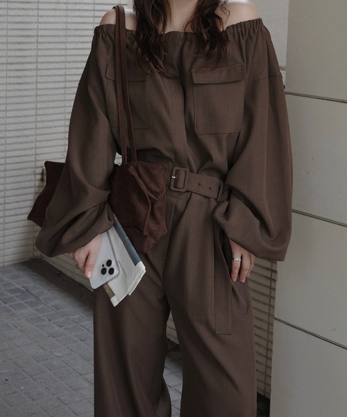 WILLFULLY(ウィルフリー)の「off shoulder shirring blousing all-in-one(つなぎ/オールインワン・レディース・ブラック/ブラウン・FREE)」の1枚目の写真