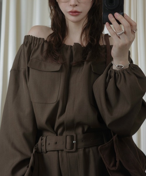 WILLFULLY(ウィルフリー)の「off shoulder shirring blousing all-in-one(つなぎ/オールインワン・レディース・ブラック/ブラウン・FREE)」の3枚目の写真
