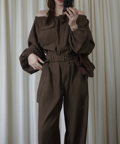WILLFULLY(ウィルフリー)の「off shoulder shirring blousing all-in-one(つなぎ/オールインワン・レディース・ブラック/ブラウン・FREE)」の4枚目の写真