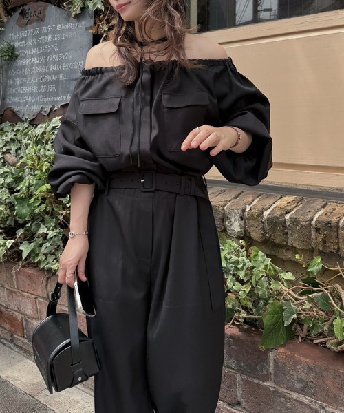 WILLFULLY(ウィルフリー)の「off shoulder shirring blousing all-in-one(つなぎ/オールインワン・レディース・ブラック/ブラウン・FREE)」の15枚目の写真