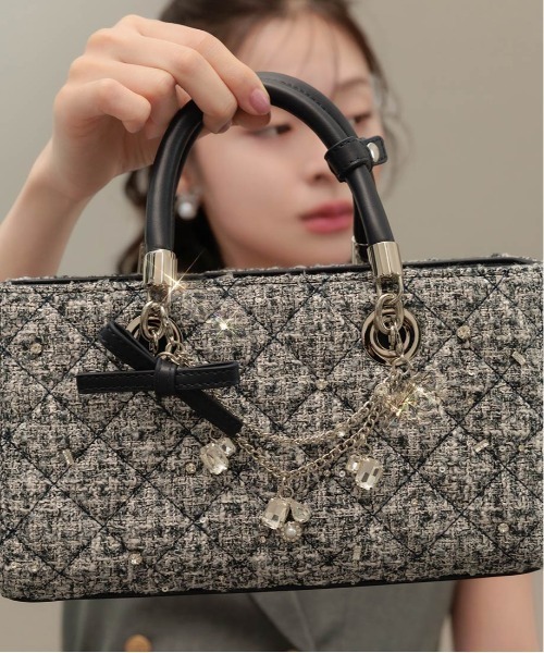 RANDA(ランダ)の「【Special Bag】2WAY チャーム付きビジューキルティングバッグ(ショルダーバッグ・レディース・ピンク/アイボリー/ネイビー・M)」の4枚目の写真