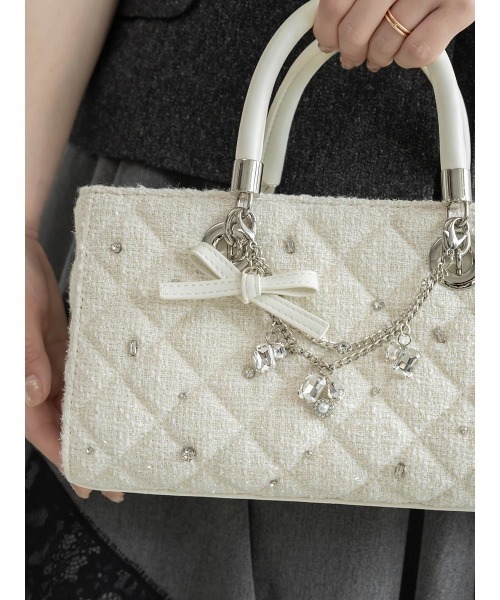 RANDA(ランダ)の「【Special Bag】2WAY チャーム付きビジューキルティングバッグ(ショルダーバッグ・レディース・ピンク/アイボリー/ネイビー・M)」の16枚目の写真