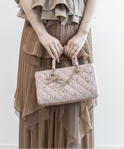 RANDA(ランダ)の「【Special Bag】2WAY チャーム付きビジューキルティングバッグ(ショルダーバッグ・レディース・ピンク/アイボリー/ネイビー・M)」の14枚目の写真