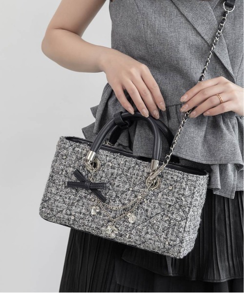 RANDA(ランダ)の「【Special Bag】2WAY チャーム付きビジューキルティングバッグ(ショルダーバッグ・レディース・ピンク/アイボリー/ネイビー・M)」の10枚目の写真