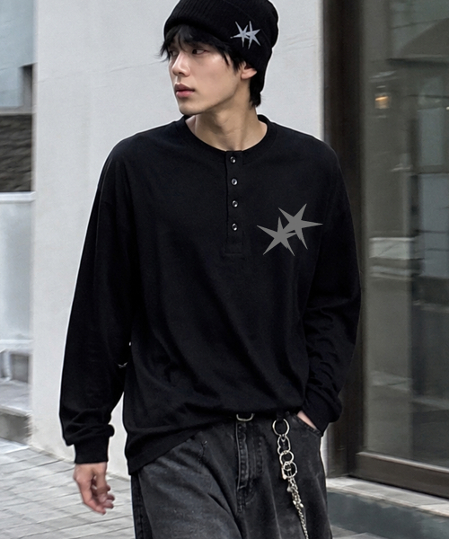 GRAVER ORDINARY（グレイバーオーディナリー）の「[ODNR UNISEX] Small Twins Star ヘンリーネック ロングスリーブ 長袖Tシャツ_Charcoal（Tシャツ/カットソー・レディース・チャコール・LARGE/MEDIUM）」の4枚目の写真