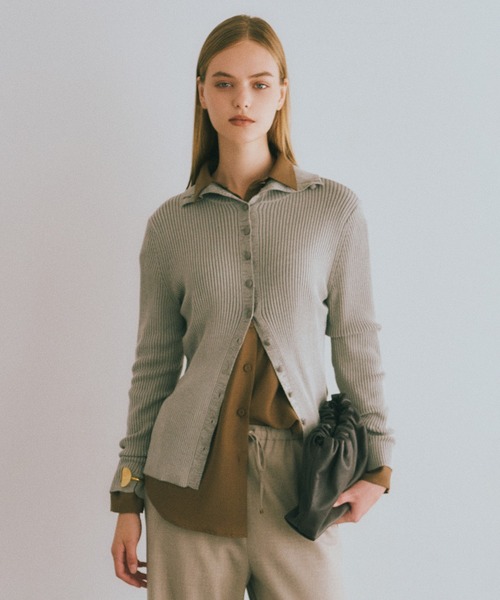 ROPE'（ロペ）の「【一部店舗限定】【REALM（レルム）】COVERED-BUTTON KNIT CARDIGAN（カーディガン/ボレロ・レディース・グリーン系その他/グレー/ダークブラウン・38）」の3枚目の写真