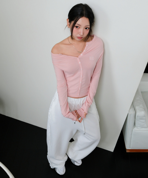 muahmuah（ムーアムーア）の「オフショルダー ヘンリーネック長袖Tシャツ [ベビーピンク]（Tシャツ/カットソー・レディース・その他・FREE）」の2枚目の写真