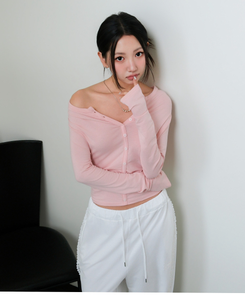 muahmuah（ムーアムーア）の「オフショルダー ヘンリーネック長袖Tシャツ [ベビーピンク]（Tシャツ/カットソー・レディース・その他・FREE）」の3枚目の写真