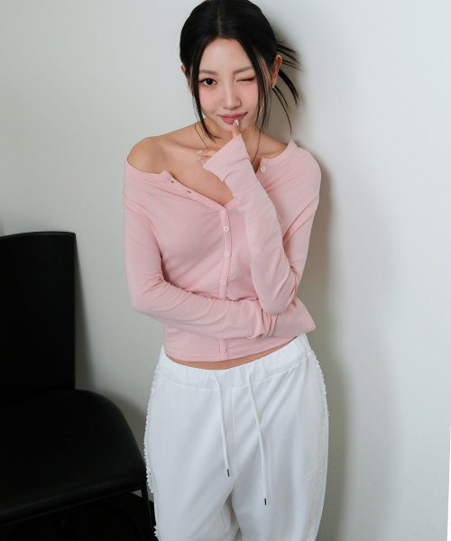 muahmuah（ムーアムーア）の「オフショルダー ヘンリーネック長袖Tシャツ [ベビーピンク]（Tシャツ/カットソー・レディース・その他・FREE）」の4枚目の写真