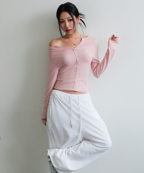 muahmuah（ムーアムーア）の「オフショルダー ヘンリーネック長袖Tシャツ [ベビーピンク]（Tシャツ/カットソー・レディース・その他・FREE）」の5枚目の写真