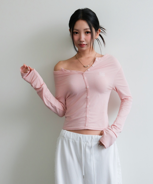 muahmuah（ムーアムーア）の「オフショルダー ヘンリーネック長袖Tシャツ [ベビーピンク]（Tシャツ/カットソー・レディース・その他・FREE）」の6枚目の写真