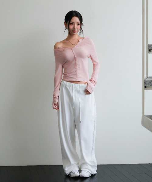 muahmuah（ムーアムーア）の「オフショルダー ヘンリーネック長袖Tシャツ [ベビーピンク]（Tシャツ/カットソー・レディース・その他・FREE）」の7枚目の写真